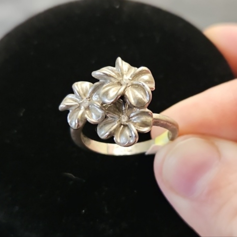 1/$5 or 3/$10 NWT RSC Cubic Zirccnia Tripple Flower Silver Tone Ring (Sz: 8)